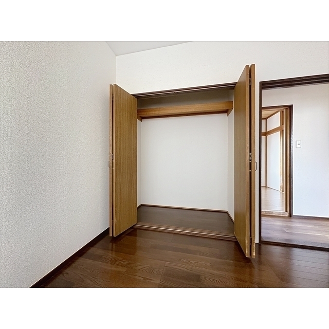 収納　パイプハンガー付きの収納もります