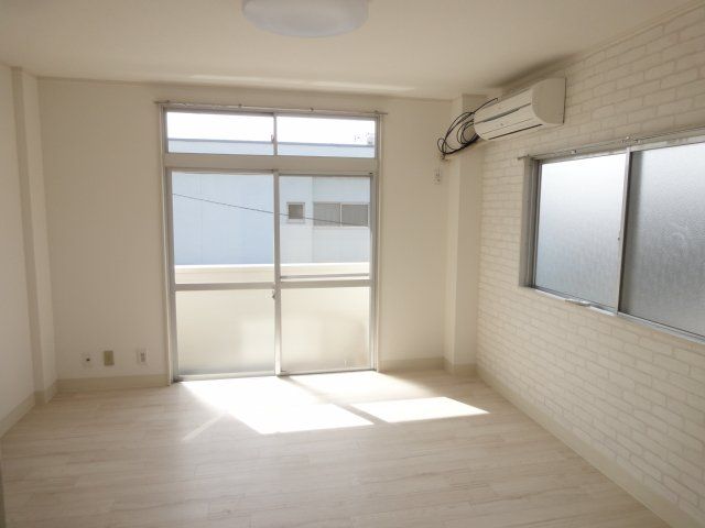 居室・リビング　角部屋のみサイド窓付き