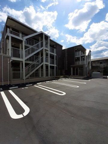 駐車場　駐車場があるので、車を買う予定の方も安心です