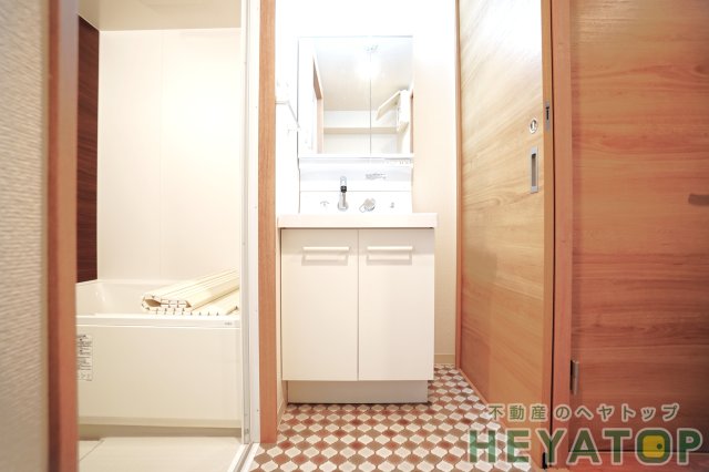 洗面設備　便利なシャワー付き洗面化粧台（同仕様写真）