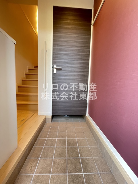 玄関　※参考までに別のお部屋の写真を添付しております