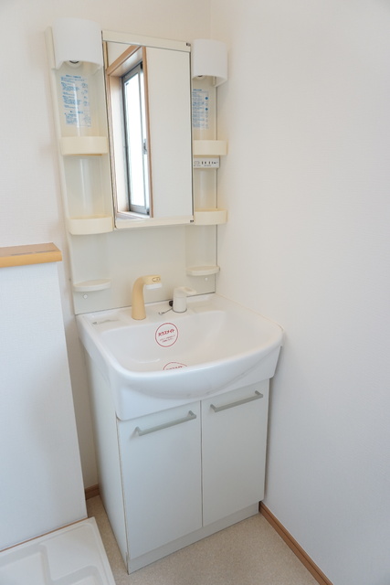 洗面設備　★洗面所には身支度に便利な洗面化粧台があります♪★