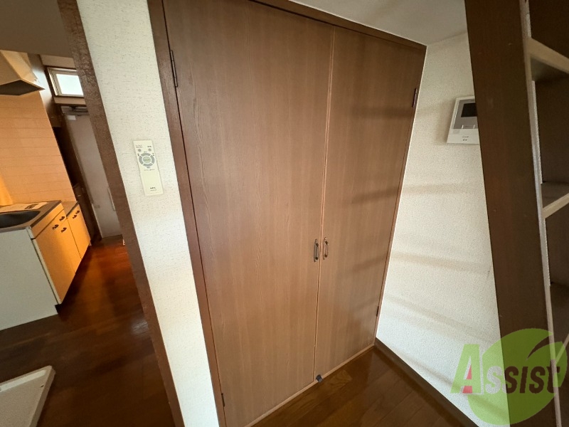 玄関　ここに収納があります。収納があると部屋が広く使えます。