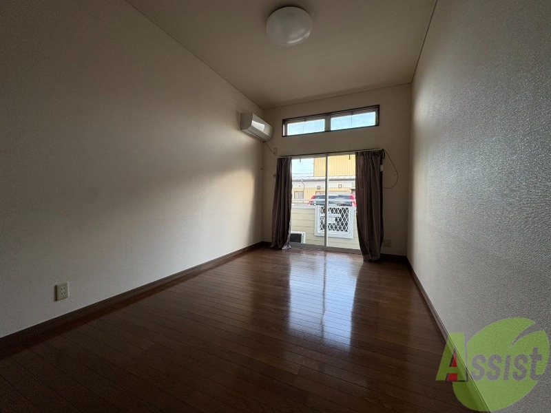 居室・リビング　南向きの大きめの窓から日差しがたっぷり入る明るいお部屋です。