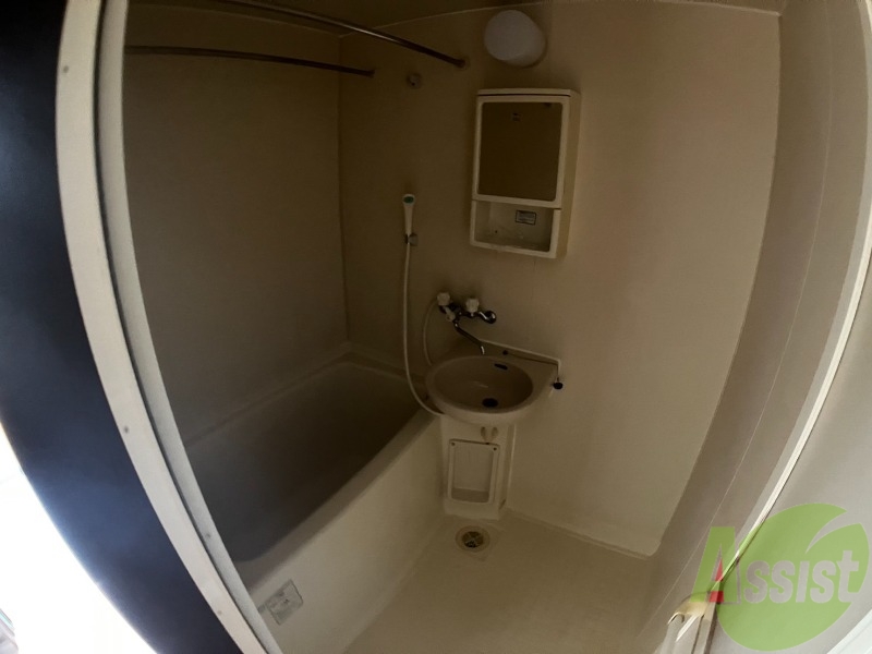 バス・シャワールーム　浴室はシンプル。一人暮らしにはちょうど良いサイズですね。