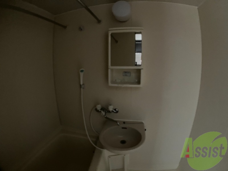 洗面設備　洗面台はシンプルなつくりで手入れがしやすそうですね。