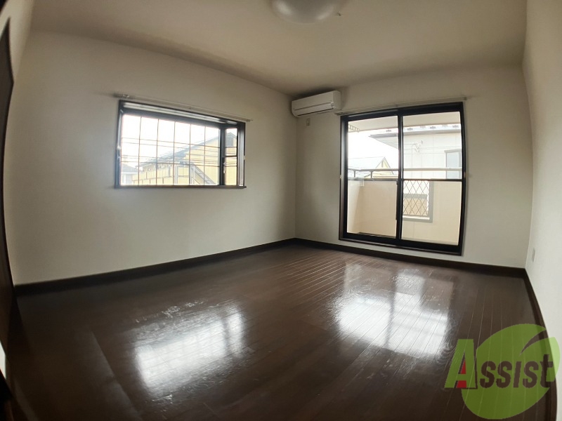 居室・リビング　８．６帖の洋室です。生活のメインとなる部屋ですね。