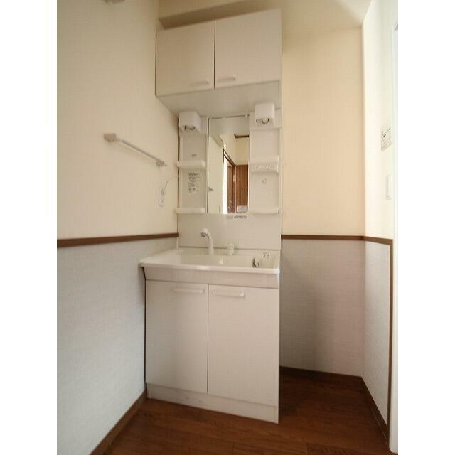 洗面設備　収納多数あり