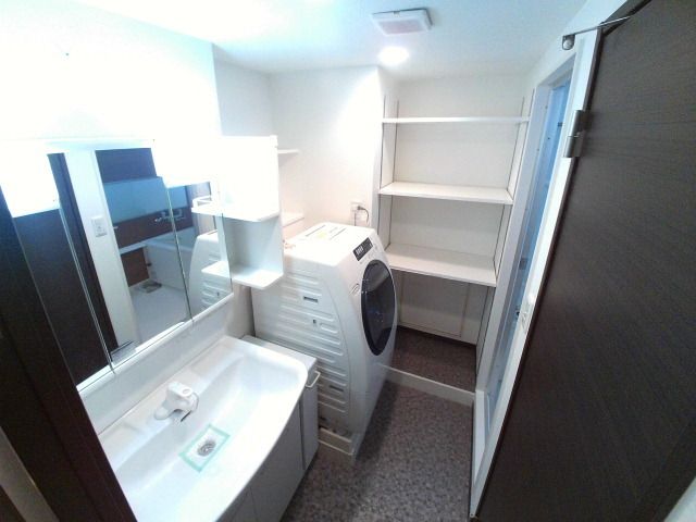 洗面設備　独立洗面台あり、毎朝おしゃれに忙しい女性の方におすすめです