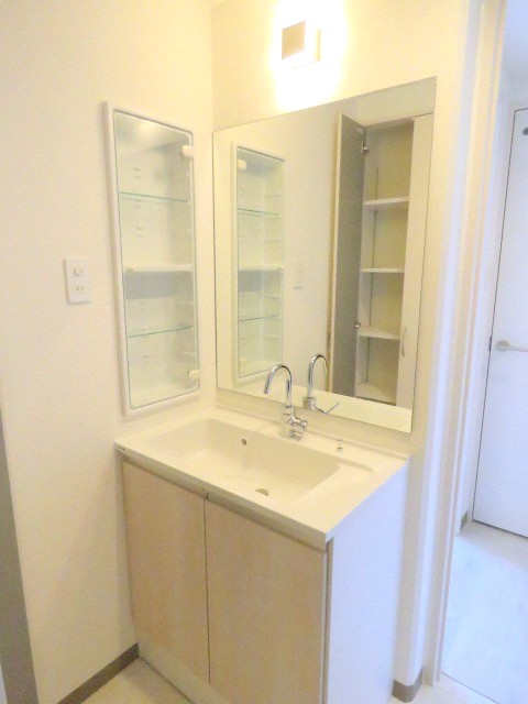 洗面設備　オシャレなシャンプードレッサー付きです♪