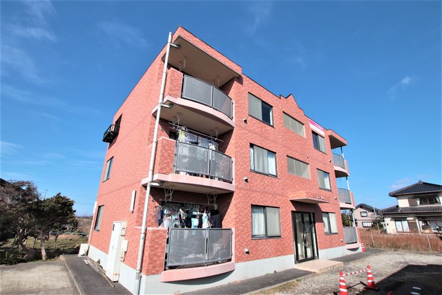 建物外観　３階建てのマンションです♪