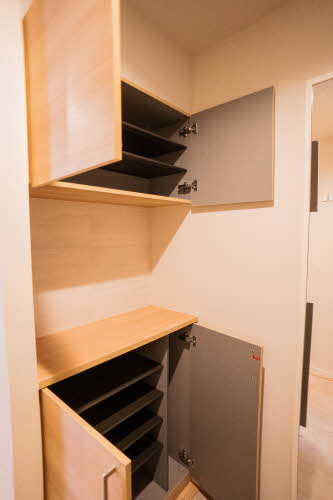 玄関　※写真は202号室で、実際とは異なる場合がございます。