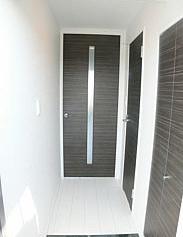 玄関　※別号室の参考写真になります。