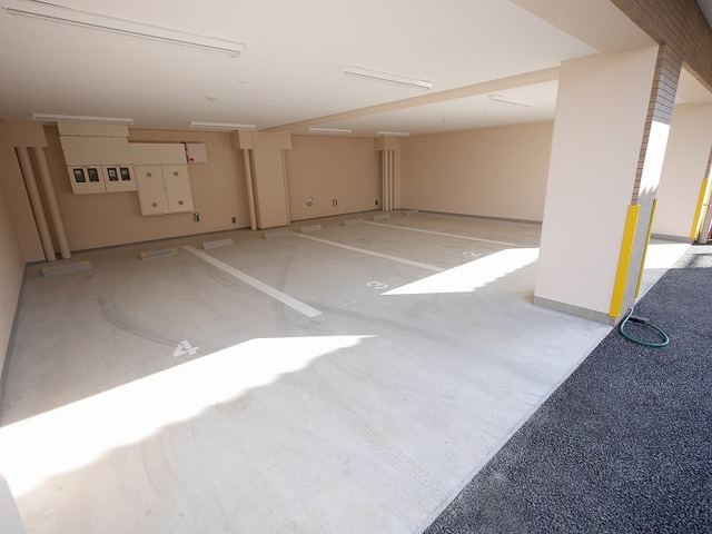 駐車場　平置き・屋内駐車場