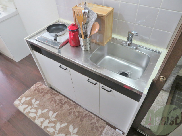 キッチン　シンプルなキッチンです。一人暮らしにはちょうどいいサイズ。