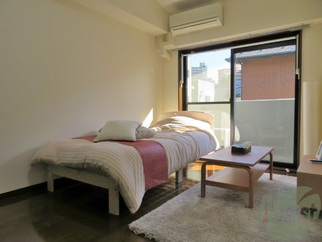 その他部屋・スペース　別の角度から洋室を撮影しました。２枚戸から陽が射しています。