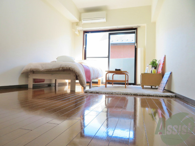 居室・リビング　８．７帖の洋室です。広々として、きれいですね。