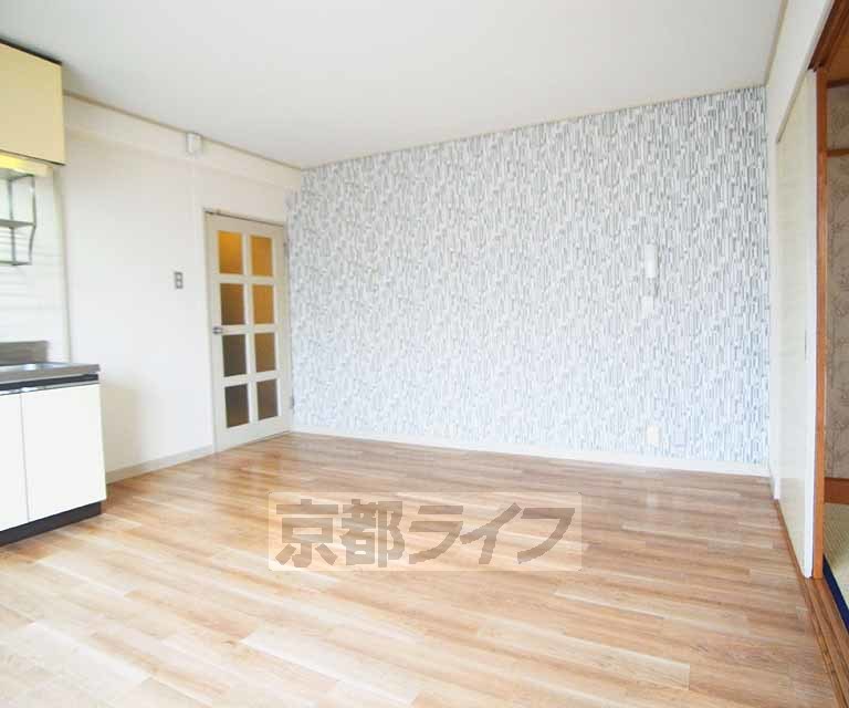 居室・リビング　４０２号室写真です　アクセントクロスでお部屋も明るく