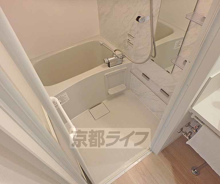 バス・シャワールーム　セパレートタイプのバスルームです。