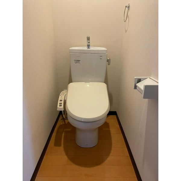 トイレ　掲載写真は同型モデルを掲載しており実際のお部屋と仕様等が異な