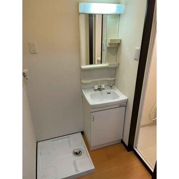 洗面設備　掲載写真は同型モデルを掲載しており実際のお部屋と仕様等が異な