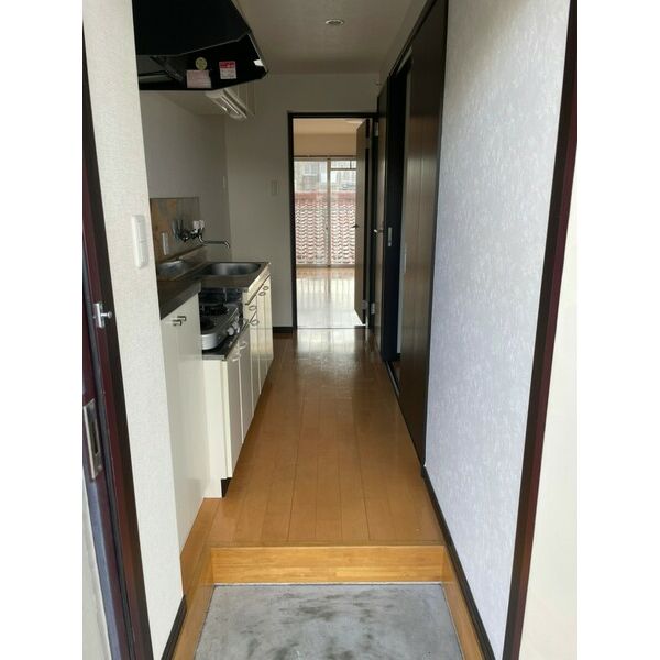 玄関　掲載写真は同型モデルを掲載しており実際のお部屋と仕様等が異な