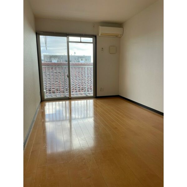 居室・リビング　掲載写真は同型モデルを掲載しており実際のお部屋と仕様等が異な