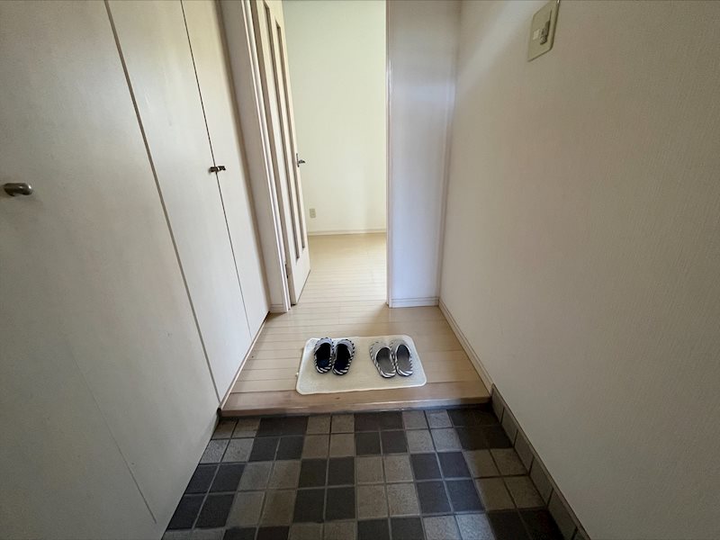 玄関　同物件別部屋写真