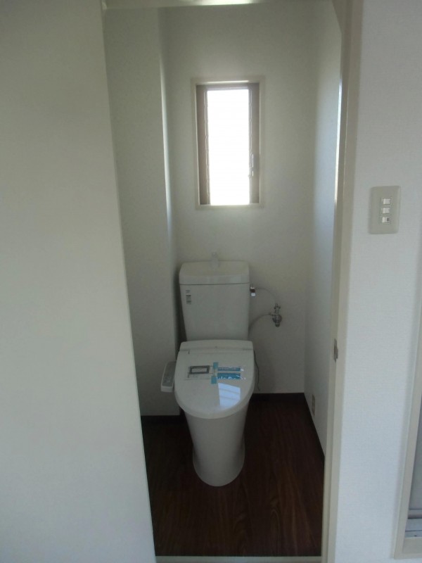 トイレ　窓付きのトイレ！