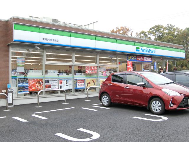 コンビニ　ファミリーマート（コンビニ）まで210m