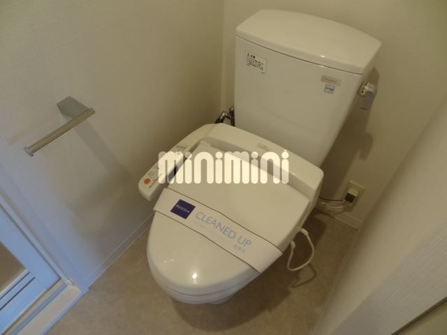 トイレ　温水洗浄便座です