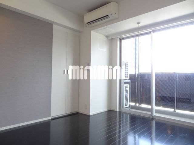 居室・リビング　アクセント壁紙が特徴的