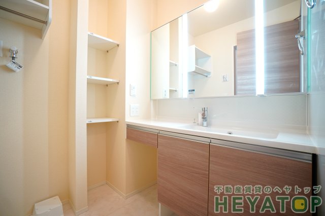 洗面設備　忙しい朝の身支度に便利なシャワー付き洗面化粧台