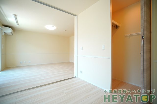 収納　収納力たっぷりのウォークインクローゼット