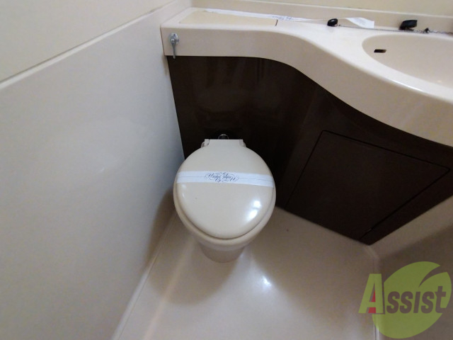 トイレ　ユニットバス内のトイレです。一人暮らしなら十分ですね。