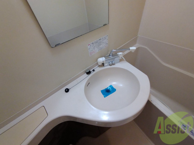 洗面設備　ユニットバス内の洗面台です。朝の身支度もスムーズです。