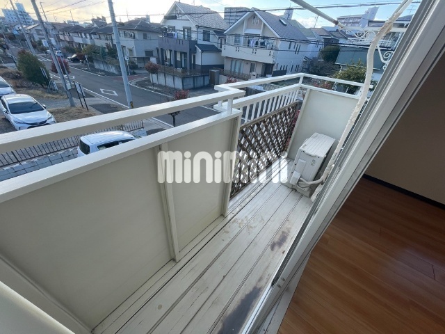 バルコニー　日当たりの良いベランダ