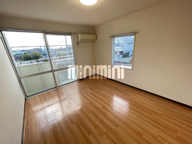 居室・リビング　７．５帖洋室・エアコン付のお部屋になります。