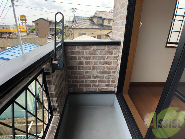 バルコニー　お天気のいい日はバルコニーで洗濯物も干せますよ。