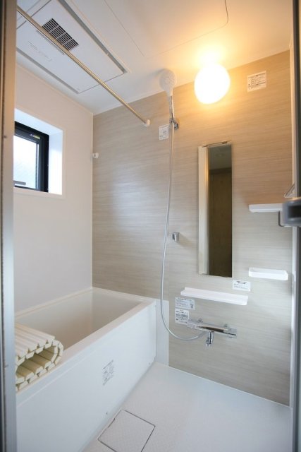 バス・シャワールーム　落ち着いた空間のお風呂です