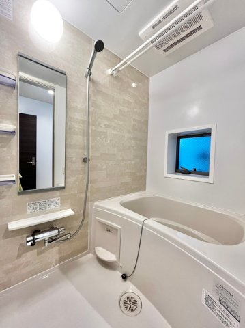 バス・シャワールーム　窓付きで換気良好♪