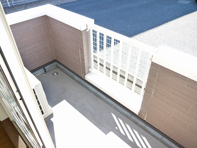 バルコニー　暖かな日差しのふりそそぐバルコニー