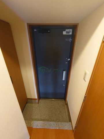 玄関　別部屋の参考写真になります。