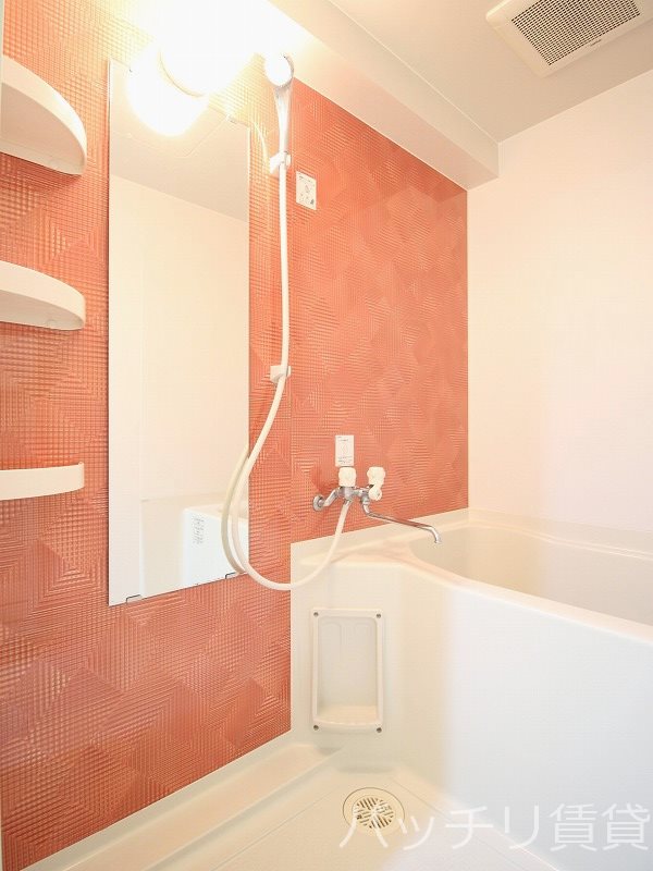 バス・シャワールーム　写真は別号室の為、現状優先になります。