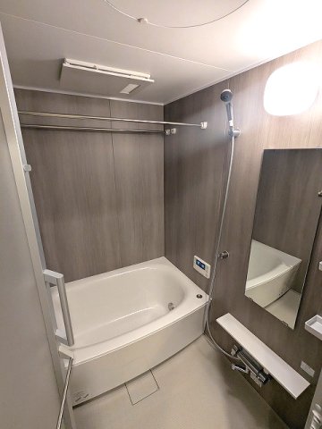 バス・シャワールーム　追焚オートバス、浴室換気乾燥機、物干しバー2本付で重い布団や