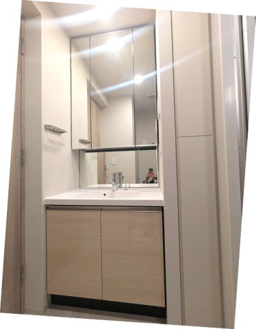洗面設備　トイレと独立した洗面脱衣室に洗濯機置場あります、三面鏡付ハン