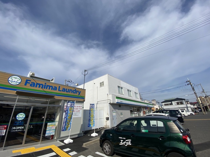 コンビニ　ファミリーマート（コンビニ）まで650m