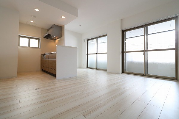 居室・リビング　窓の多い、明るいリビングです。