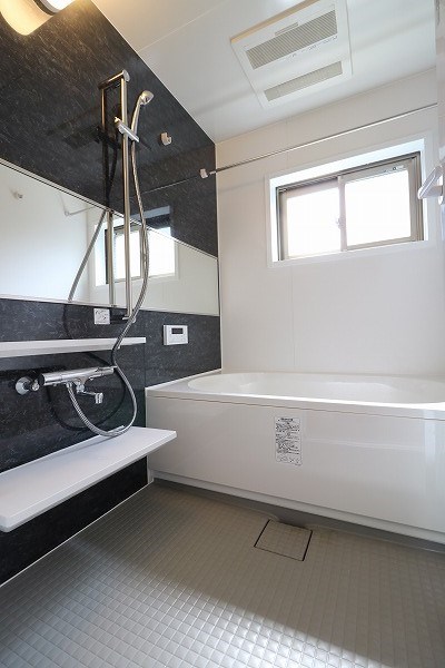 バス・シャワールーム　バスルームにも窓があり、換気もできます。