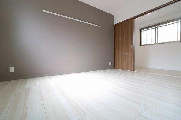 その他部屋・スペース　洋室にも窓有り。